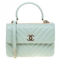 Leather tote Chanel Green in Leather - 23426897