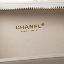 Pre Owned Chanel White Quilted Leather CC Filigree Chain Around Vanity Case Bag
