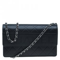 Pre Owned محفظة شانيل جلد أسود مبطن بالشعار وسلسلة