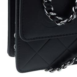 Pre Owned محفظة شانيل جلد أسود مبطن بالشعار وسلسلة