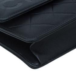 Pre Owned محفظة شانيل جلد أسود مبطن بالشعار وسلسلة