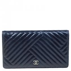 مملوكة مسبقًا Chanel Navy Blue Patent Bi-Fold Continental Wallet