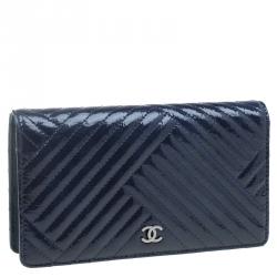 مملوكة مسبقًا Chanel Navy Blue Patent Bi-Fold Continental Wallet