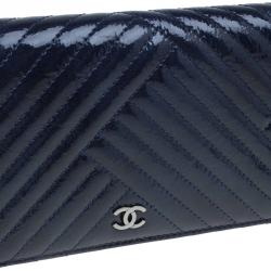 مملوكة مسبقًا Chanel Navy Blue Patent Bi-Fold Continental Wallet