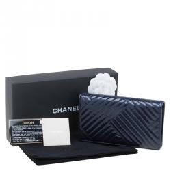 مملوكة مسبقًا Chanel Navy Blue Patent Bi-Fold Continental Wallet