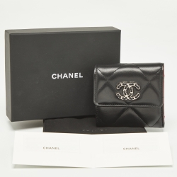 مملوكة مسبقًا Chanel Black Quilted Leather 19 Trifold Wallet