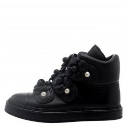 Pre Owned حذاء رياضي شانيل جلد أسود برقبة مرتفعة زخارف ورود الكاميليا مقاس 37.5