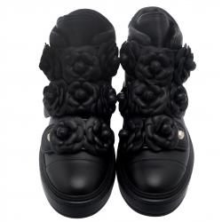 Pre Owned حذاء رياضي شانيل جلد أسود برقبة مرتفعة زخارف ورود الكاميليا مقاس 37.5