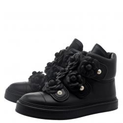 Pre Owned حذاء رياضي شانيل جلد أسود برقبة مرتفعة زخارف ورود الكاميليا مقاس 37.5