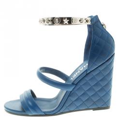 مملوكة مسبقًا Chanel Blue Quilted Leather Charm Embellished Ankle Cuff Wedge Sandals Size 39