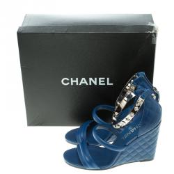مملوكة مسبقًا Chanel Blue Quilted Leather Charm Embellished Ankle Cuff Wedge Sandals Size 39