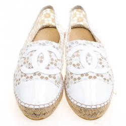 مملوكة مسبقًا حذاء إسبادريلز شانيل CC جلد لامع وقطن مطرز حلقات أبيض مقاس 37