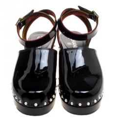 مملوكة مسبقًا حذاء شانيل مرصع ملتف كاحل لؤلؤ صناعي جلد لامع أسود مقاس 39