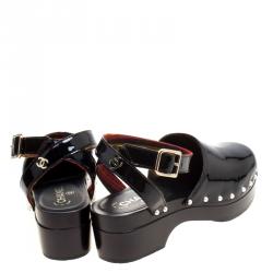 مملوكة مسبقًا حذاء شانيل مرصع ملتف كاحل لؤلؤ صناعي جلد لامع أسود مقاس 39