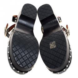 مملوكة مسبقًا حذاء شانيل مرصع ملتف كاحل لؤلؤ صناعي جلد لامع أسود مقاس 39