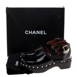 مملوكة مسبقًا حذاء شانيل مرصع ملتف كاحل لؤلؤ صناعي جلد لامع أسود مقاس 39