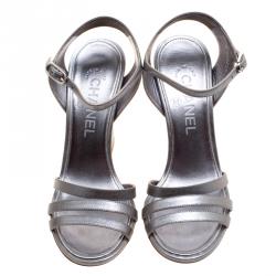 مملوكة مسبقًا Chanel Metallic Silver Leather Ankle Strap Faux Pearl Embellished Wedge Sandals Size 36