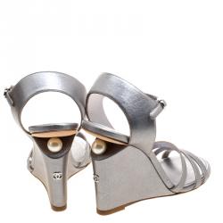 مملوكة مسبقًا Chanel Metallic Silver Leather Ankle Strap Faux Pearl Embellished Wedge Sandals Size 36