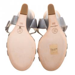 مملوكة مسبقًا Chanel Metallic Silver Leather Ankle Strap Faux Pearl Embellished Wedge Sandals Size 36