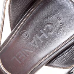 مملوكة مسبقًا Chanel Metallic Silver Leather Ankle Strap Faux Pearl Embellished Wedge Sandals Size 36