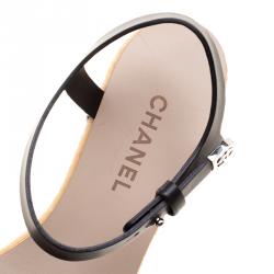 مملوكة مسبقًا صندل شانيل جلد أسود كعب روكي بحزام للكاحل نعل سميك مقاس 40