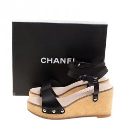 مملوكة مسبقًا صندل شانيل جلد أسود كعب روكي بحزام للكاحل نعل سميك مقاس 40