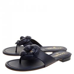 مملوكة مسبقًا صندل إصبع شانيل جلد أزرق كحلي CC زهرت الكاميليا مقاس 3