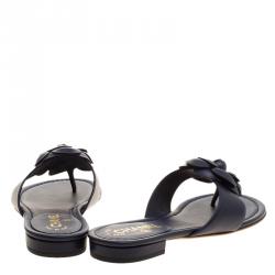 مملوكة مسبقًا صندل إصبع شانيل جلد أزرق كحلي CC زهرت الكاميليا مقاس 3