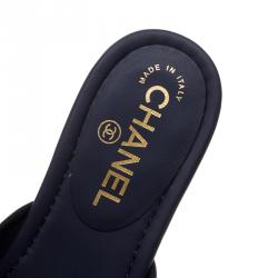 مملوكة مسبقًا صندل إصبع شانيل جلد أزرق كحلي CC زهرت الكاميليا مقاس 3