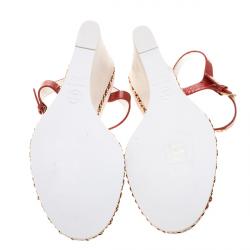 Pre Owned صندل روكي شانيل بسلسلة مزينة وحزام للكاحل جلد لامع أحمر مقاس 40.5