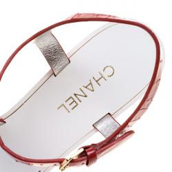 Pre Owned صندل روكي شانيل بسلسلة مزينة وحزام للكاحل جلد لامع أحمر مقاس 40.5