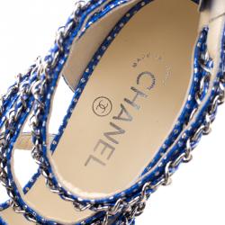 مملوكة مسبقًا صندل شانيل جلد أزرق ميتاليك مطبوع بسلسلة مزينة كعب مربع سميك بسيور مقاس 42