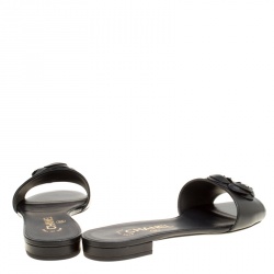 مملوكة مسبقًا صندل سلايد شانيل جلد وردي مزين بوردة الكاميليا مقاس 38.5