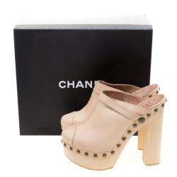 Pre Owned حذاء شانيل نعل سميك خشب مرصع جلد بيج مقاس 40