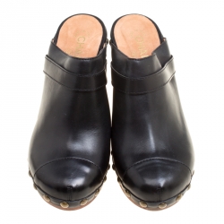 مملوكة مسبقًا Chanel Black Leather Studded Wood Platform Mules Size 42