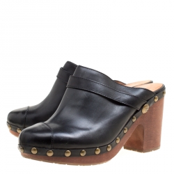 مملوكة مسبقًا Chanel Black Leather Studded Wood Platform Mules Size 42