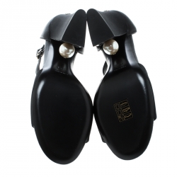 مملوكة مسبقًا صندل شانيل سيور كاحل تفاصيل لؤلؤ قماش وجلد أسود مقاس 37.5