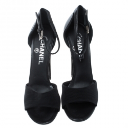 مملوكة مسبقًا صندل شانيل سيور كاحل تفاصيل لؤلؤ قماش وجلد أسود مقاس 37.5