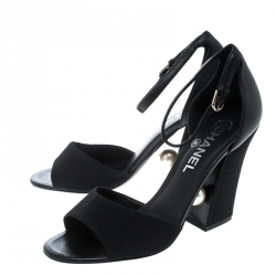 مملوكة مسبقًا صندل شانيل سيور كاحل تفاصيل لؤلؤ قماش وجلد أسود مقاس 37.5