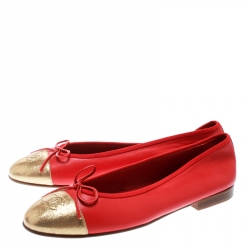 Pre Owned حذاء باليه فلات شانيل CC جلد وردي مقدمة متباينة بفيونكة مقاس 38.5