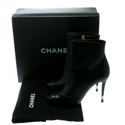 مملوكة مسبقًا Chanel Black Leather CC Faux Pearl Embellished Heel Ankle Boots Size 39.5
