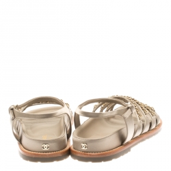 مملوكة مسبقًا صندل فلات شانيل ساتان بيج بسلاسل مزينة وحزام للكاحل مقاس 41.5