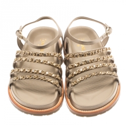 مملوكة مسبقًا صندل فلات شانيل ساتان بيج بسلاسل مزينة وحزام للكاحل مقاس 41.5