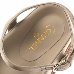 مملوكة مسبقًا صندل فلات شانيل ساتان بيج بسلاسل مزينة وحزام للكاحل مقاس 41.5