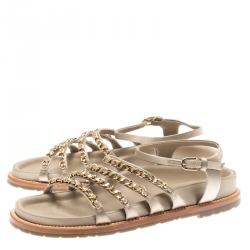 مملوكة مسبقًا صندل فلات شانيل ساتان بيج بسلاسل مزينة وحزام للكاحل مقاس 41.5