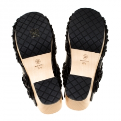 مملوكة مسبقًا حذاء مولز شانيل نعل سميك خشبي كاميليا قفل دوار CC جلد أسود مقاس 39.5