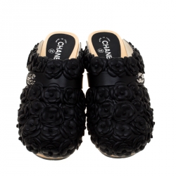 مملوكة مسبقًا حذاء مولز شانيل نعل سميك خشبي كاميليا قفل دوار CC جلد أسود مقاس 39.5