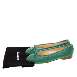 Pre Owned حذاء فلات باليه شانيل فيونكة CC جلد مبطن أزرق مقاس 36.5