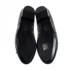 مملوكة مسبقًا Chanel Monochrome Tweed Fabric And Leather CC Cap Toe Bow Ballet Flats Size 40