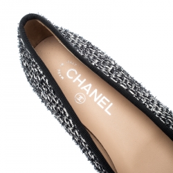 مملوكة مسبقًا Chanel Monochrome Tweed Fabric And Leather CC Cap Toe Bow Ballet Flats Size 40
